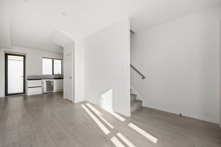 Photo of property in 2/3226 Great North Road, New Lynn, Auckland, 0600