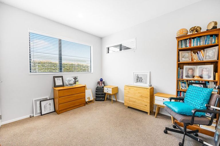 Photo of property in 18 Awanui Crescent, Matakana, 0985