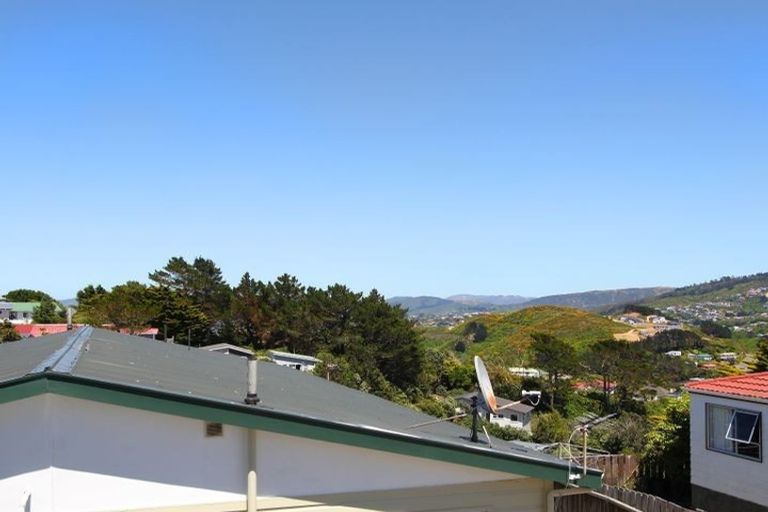 Photo of property in 9 Chetwode Grove, Newlands, Wellington, 6037