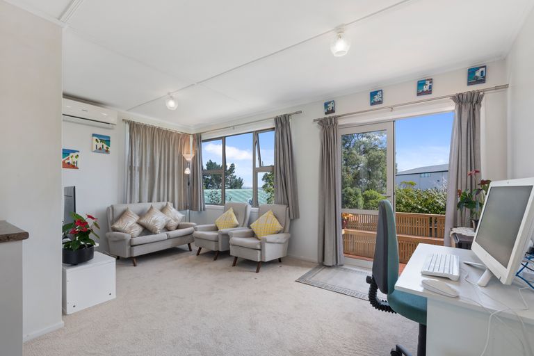 Photo of property in 1/412 East Coast Road, Sunnynook, Auckland, 0630