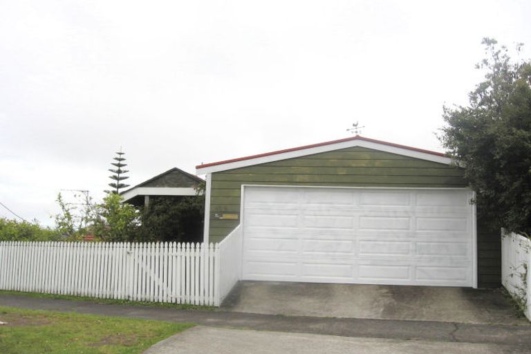 Photo of property in 2/49 Sunset Road, Totara Vale, Auckland, 0632