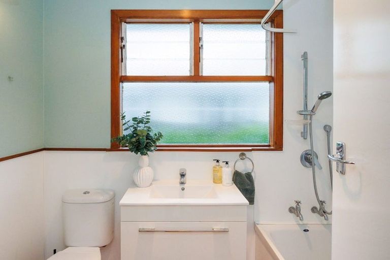 Photo of property in 27 Waterloo Crescent, Hokowhitu, Palmerston North, 4410