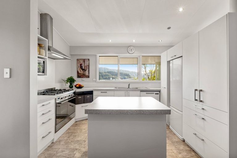 Photo of property in 18 Seaview Crescent, Picton, 7220