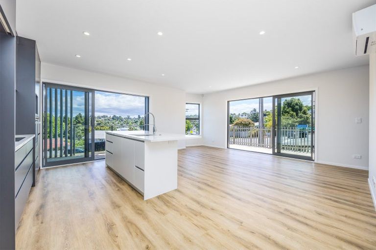 Photo of property in 1/94 Target Road, Totara Vale, Auckland, 0629