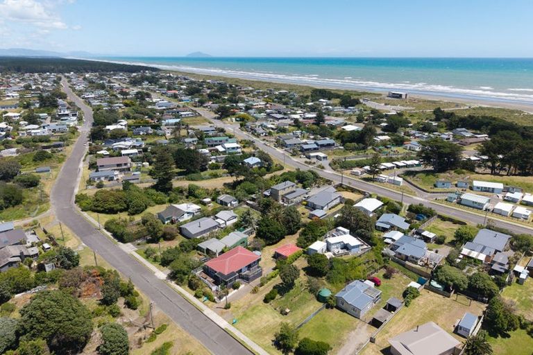 Photo of property in 141 Kahukura Avenue, Waitarere Beach, Levin, 5510