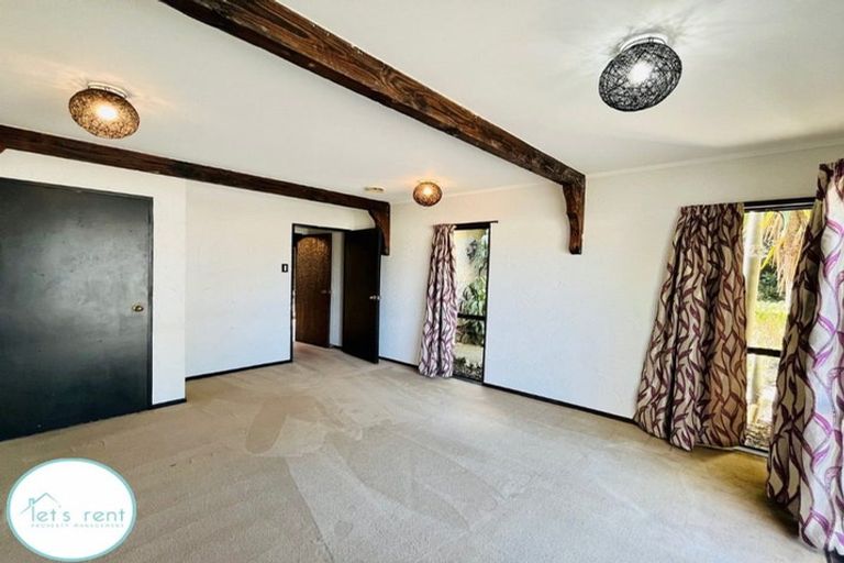 Photo of property in 11 Walter Strevens Drive, Conifer Grove, Takanini, 2112