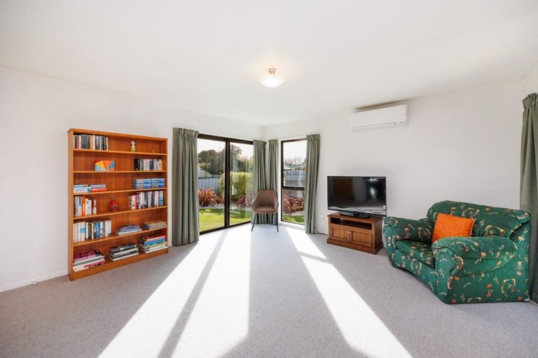 Photo of property in 2b Droylsden Place, Palmerston North, 4410