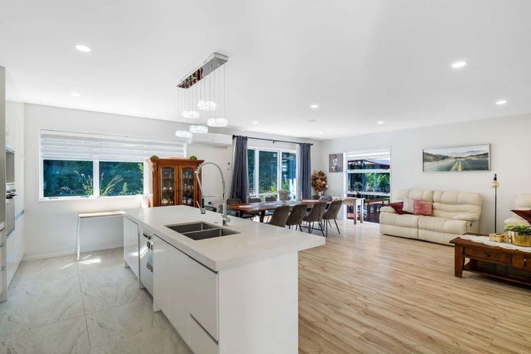 Photo of property in 6 Kahu Close, Orewa, 0931