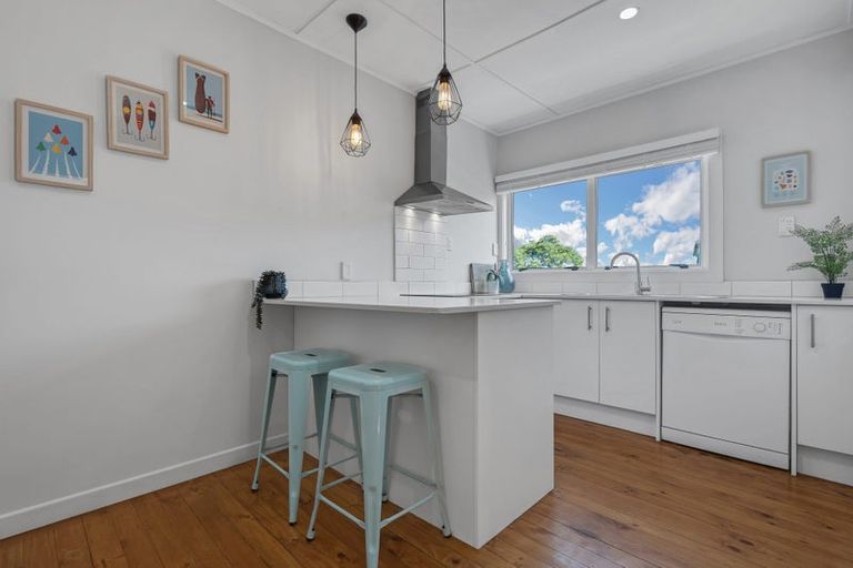 Photo of property in 15 Donovan Avenue, Massey, Auckland, 0614
