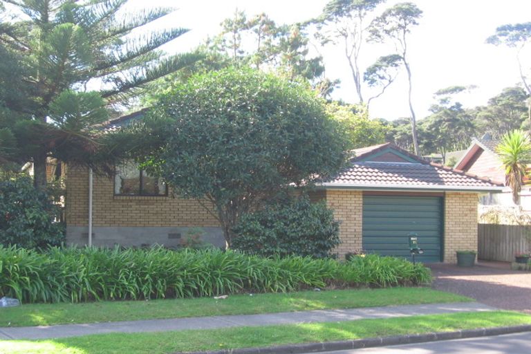 Photo of property in 11 Woodfern Crescent, Titirangi, Auckland, 0604