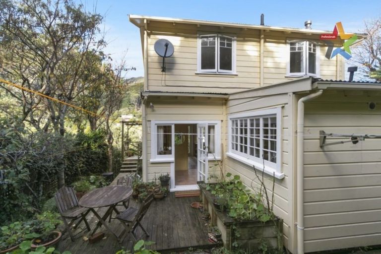 Photo of property in 30 Waitohu Road, York Bay, Lower Hutt, 5013