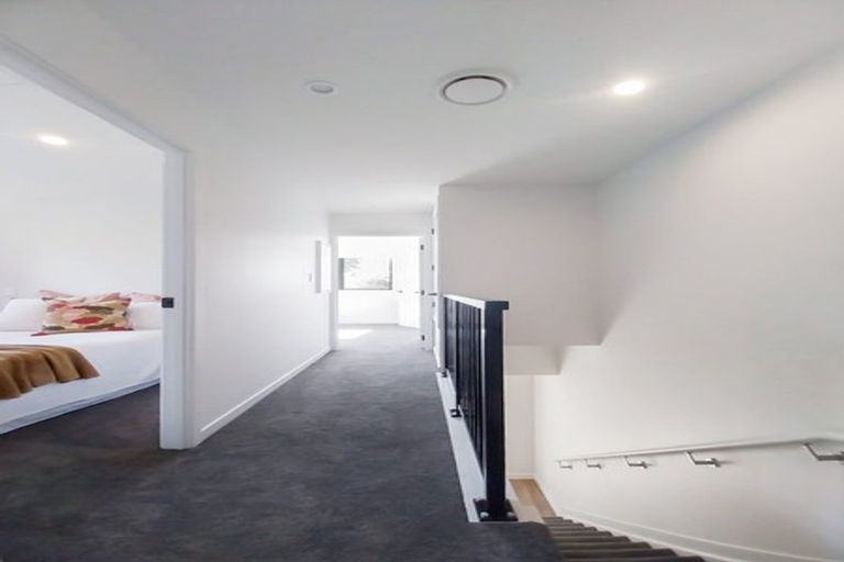 Photo of property in 1/63 Hillcrest Avenue, Hillcrest, Auckland, 0627