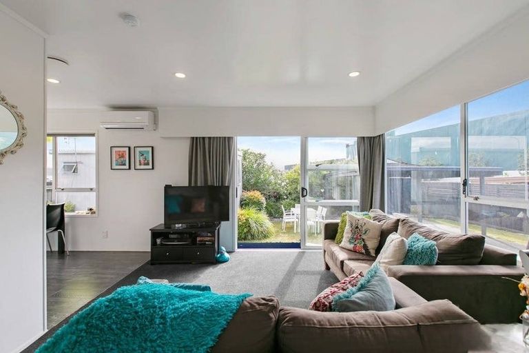 Photo of property in 2/27 Waimana Road, Conifer Grove, Takanini, 2112