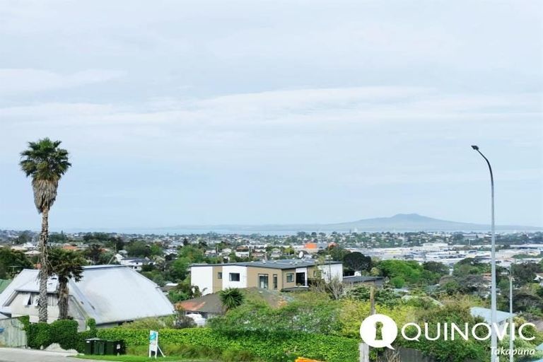 Photo of property in 520 Glenfield Road, Glenfield, Auckland, 0629