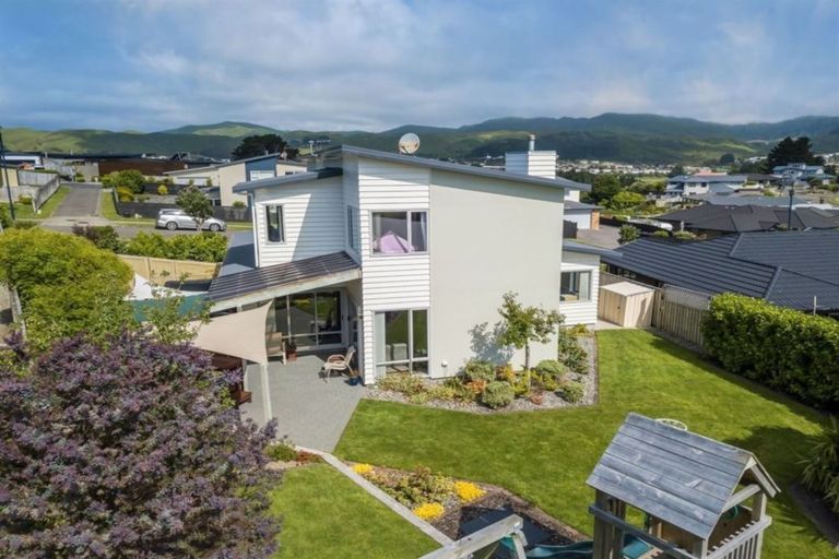 Photo of property in 6 Sumner Terrace, Aotea, Porirua, 5024