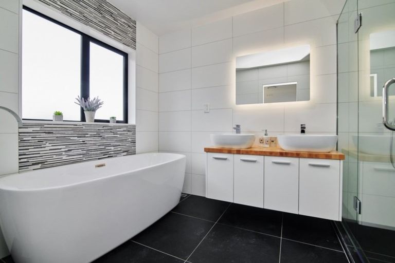 Photo of property in 30 Ascension Crescent, Orewa, 0931