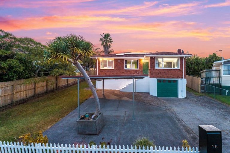 Photo of property in 16 Thornlow Street, Glendene, Auckland, 0602