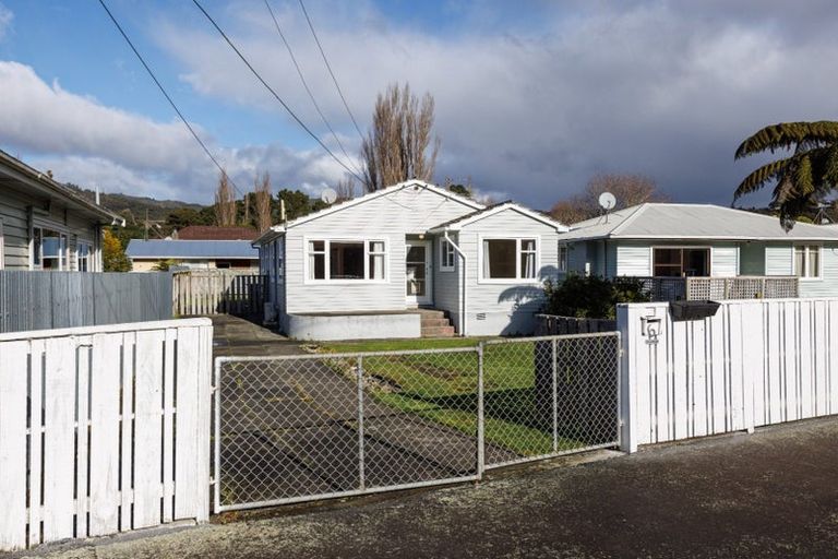 Photo of property in 6 Golf Road, Manor Park, Lower Hutt, 5019
