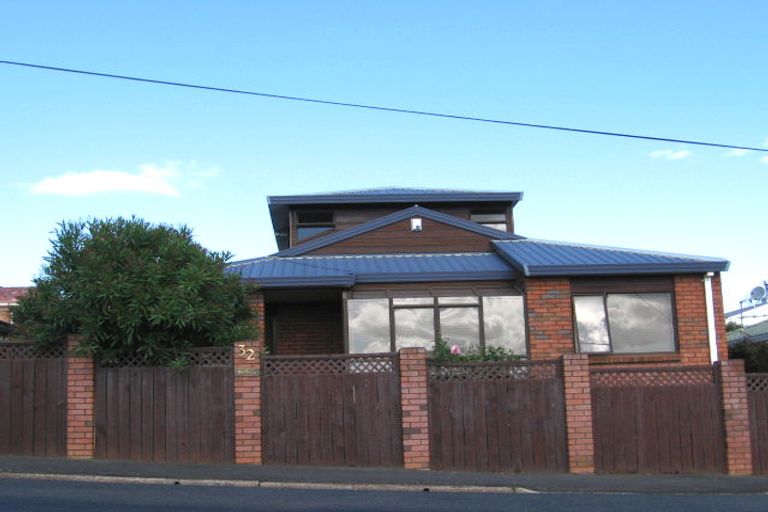 Photo of property in 2/32 Howard Road, Northcote, Auckland, 0627