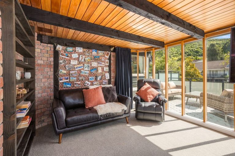 Photo of property in 5 Newnham Court, Tawa, Wellington, 5028