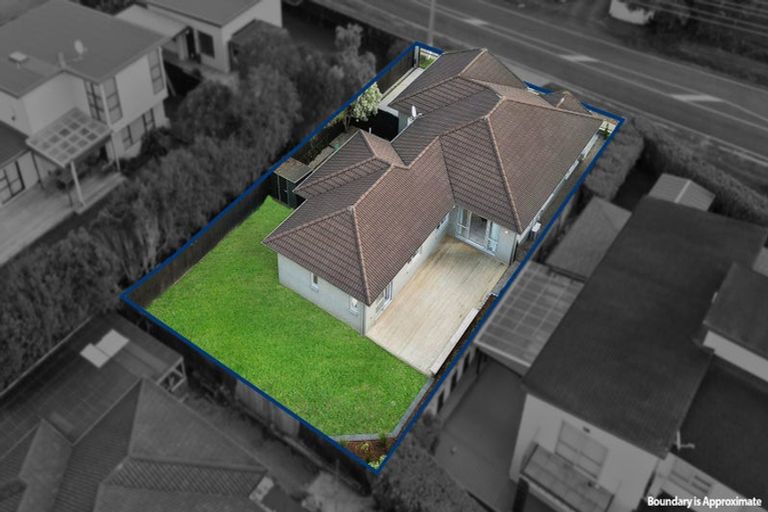 Photo of property in 108 Simpson Road, Henderson Valley, Auckland, 0614