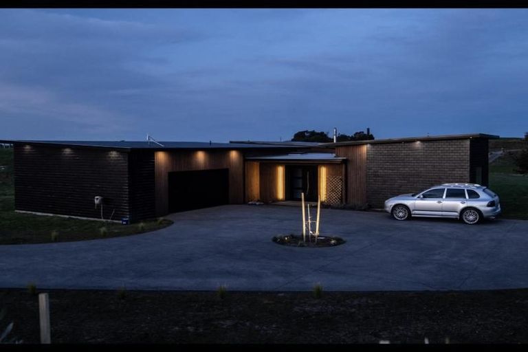 Photo of property in 5 Te Ara Karoiroa Road, Hurford, New Plymouth, 4374