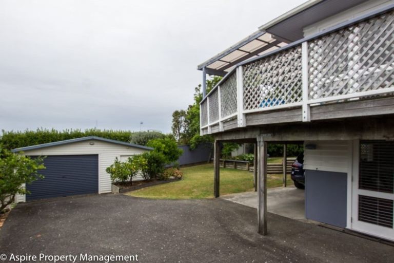 Photo of property in 21 Pupuke Road, Birkenhead, Auckland, 0627