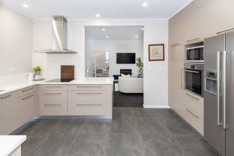 Photo of property in 72 Mellons Bay Road, Mellons Bay, Auckland, 2014