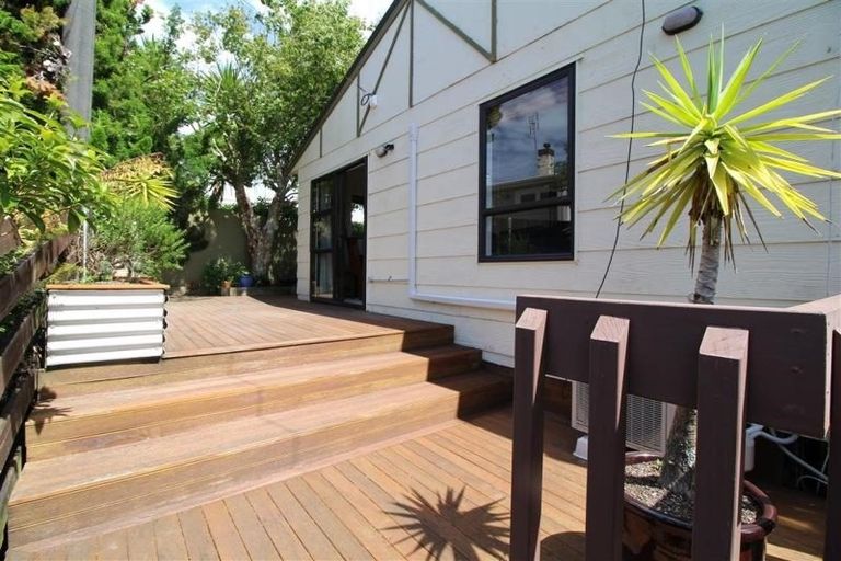 Photo of property in 2/41 Rangatira Road, Beach Haven, Auckland, 0626