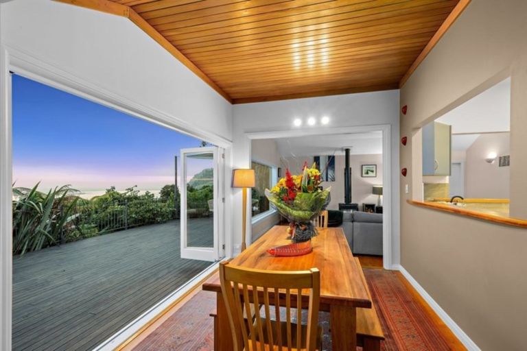 Photo of property in 37 Quinns Road, Waiatarua, Auckland, 0612