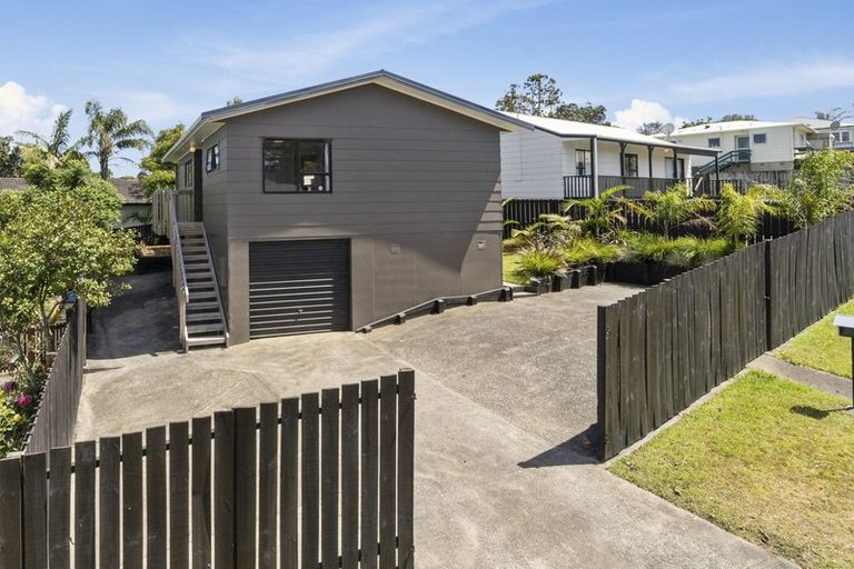 Photo of property in 1/6 Mona Vale, West Harbour, Auckland, 0618