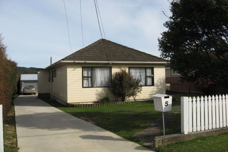 Photo of property in 5 Wise Street, Wainuiomata, Lower Hutt, 5014