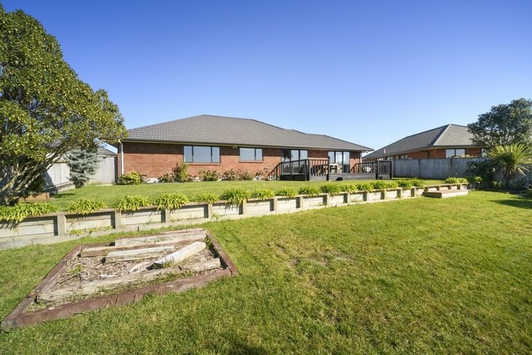 Photo of property in 12 Ron Place, Fitzherbert, Palmerston North, 4410