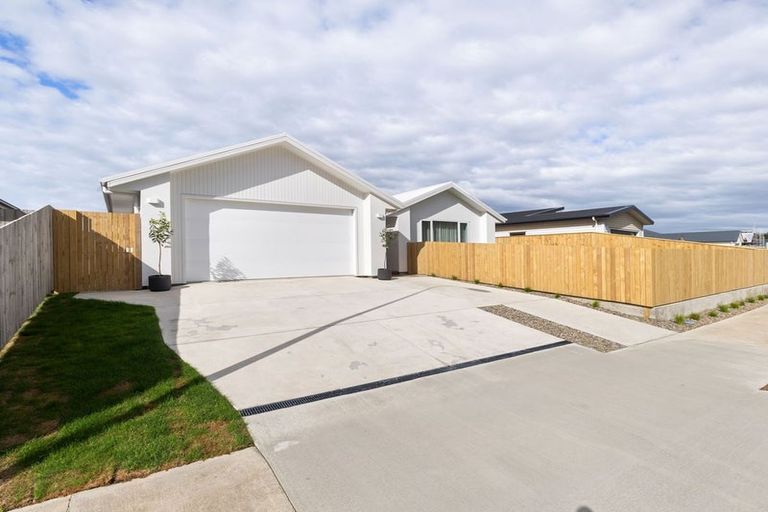 Photo of property in 44 Solitude Crescent, Kelvin Grove, 4470