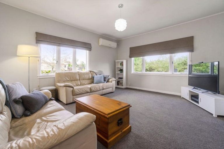 Photo of property in 2 Buisson Glade, West Harbour, Auckland, 0618