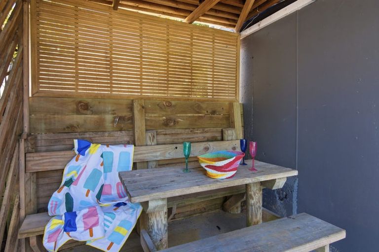 Photo of property in 1/862 East Coast Road, Northcross, Auckland, 0630