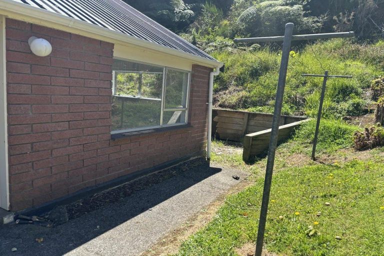 Photo of property in 45 Seaview Road, Marfell, New Plymouth, 4310