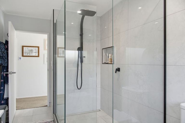 Photo of property in 8 Chalmers Close, Orewa, 0931