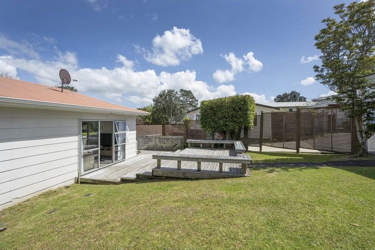 Photo of property in 4/23 Luckens Road, West Harbour, Auckland, 0618