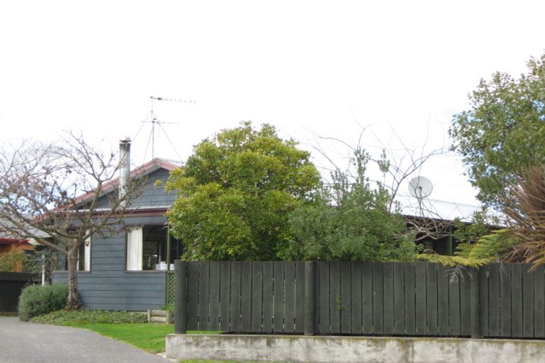 Photo of property in 16 Deakin Place, Clive, 4102