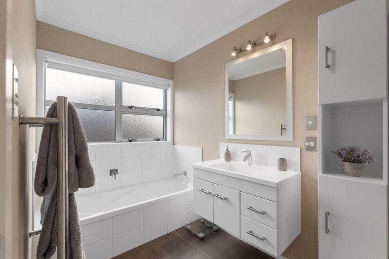 Photo of property in 62 Rosalie Terrace, Kelvin Grove, Palmerston North, 4414