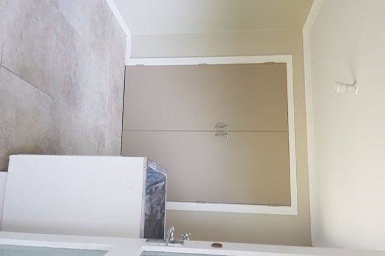 Photo of property in 2/4202a Great North Road, Glendene, Auckland, 0602