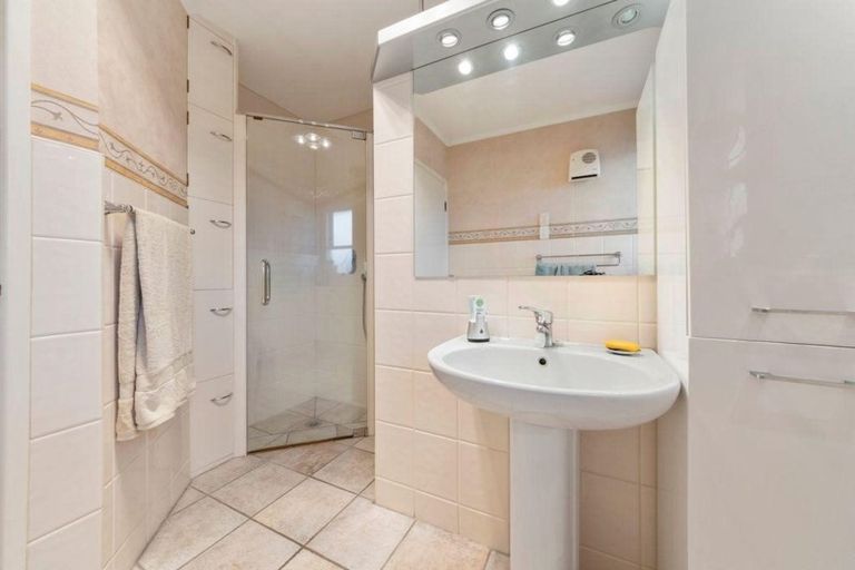 Photo of property in 100 Lantana Road, Green Bay, Auckland, 0604