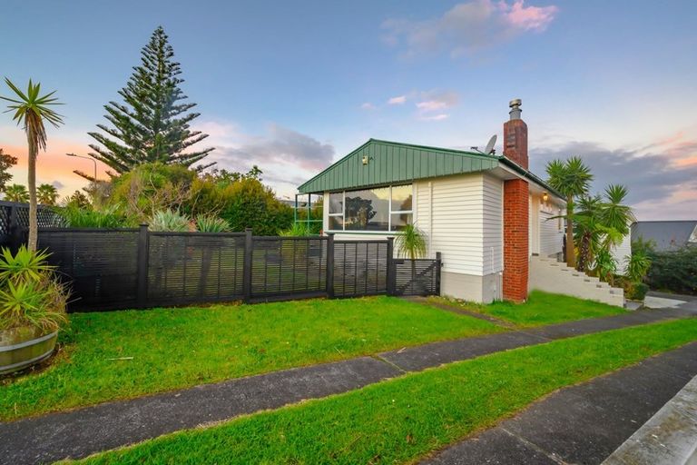 Photo of property in 1/90 Bradbury Road, Botany Downs, Auckland, 2010