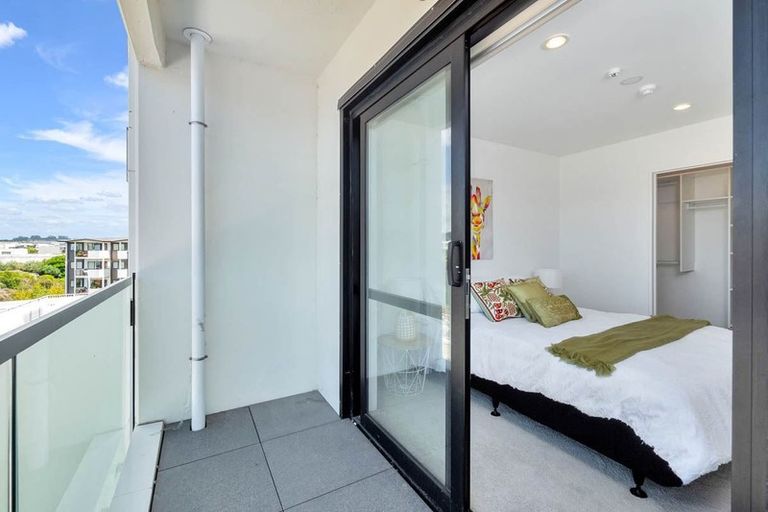Photo of property in Apollo Apartments, 201/46 Rosedale Road, Rosedale, Auckland, 0632
