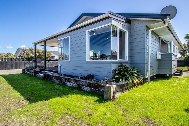 Photo of property in 13 Rutherford Drive, Waikanae Beach, Waikanae, 5036