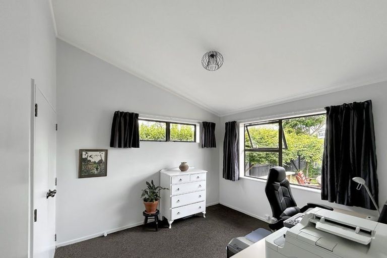 Photo of property in 6 Highbury Drive, Levin, 5510