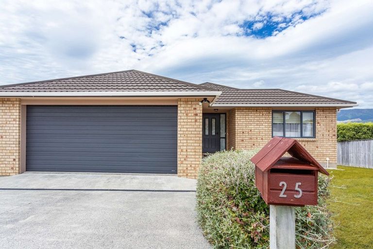Photo of property in 25 Mcewen Crescent, Riverstone Terraces, Upper Hutt, 5018