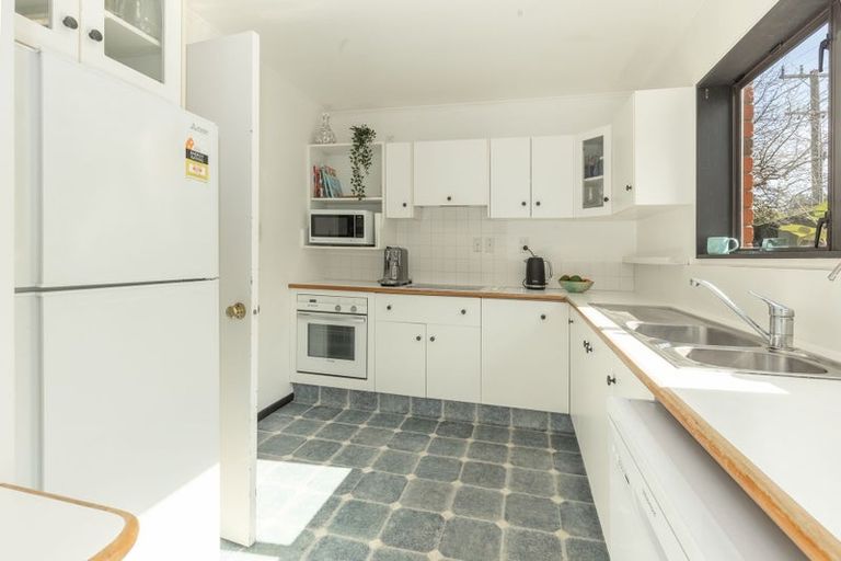 Photo of property in 10 Kakariki Grove, Waikanae, 5036