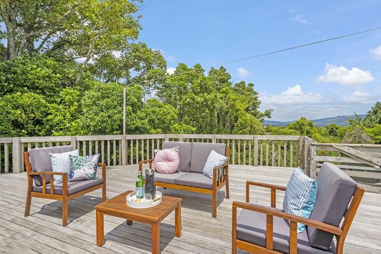 Photo of property in 10 Vista Crescent, Maoribank, Upper Hutt, 5018